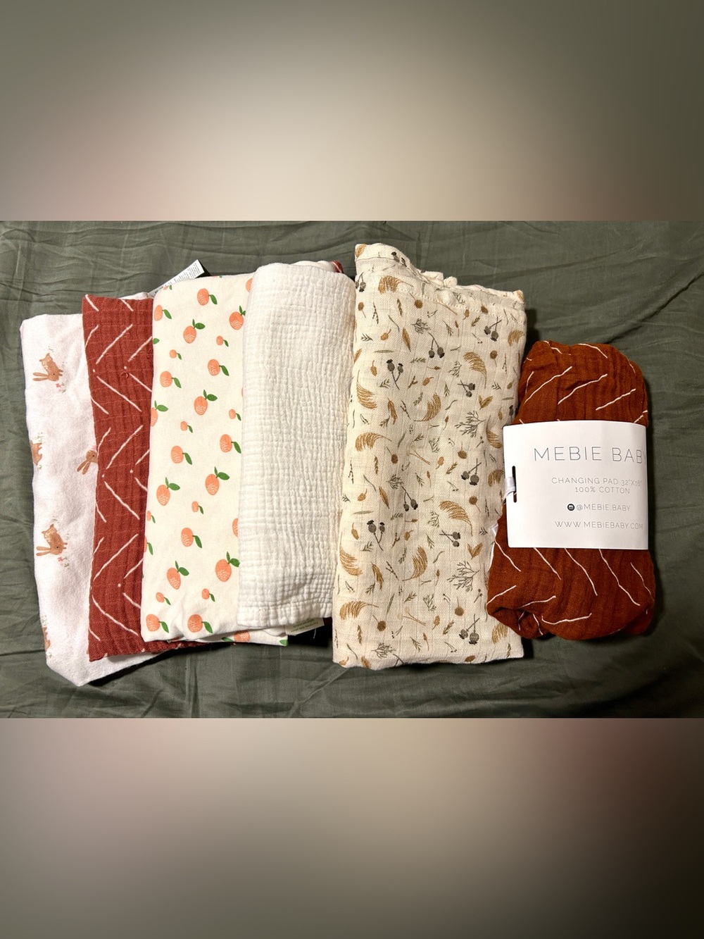 5 x Swaddle blankets and brand new change pad cover: Avery Row, Parade Organics.